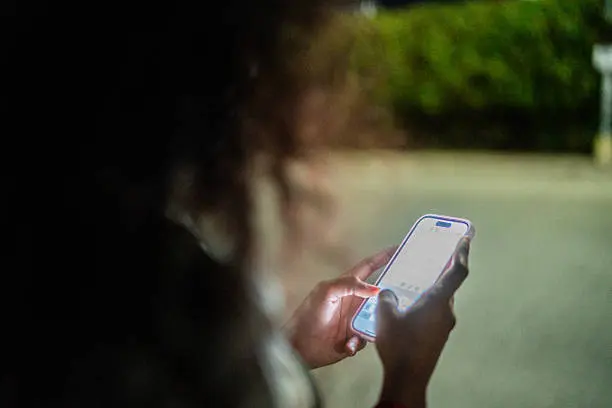 El teléfono celular se mantiene como el dispositivo más utilizado para conectarse a internet en México. / iStock