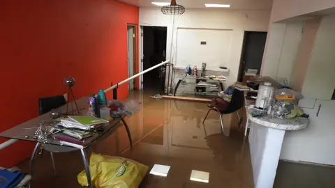 Algunas viviendas quedaron llenas de agua por la fuga, pero la delegación les dará un seguro para recuperar sus cosas / Especial