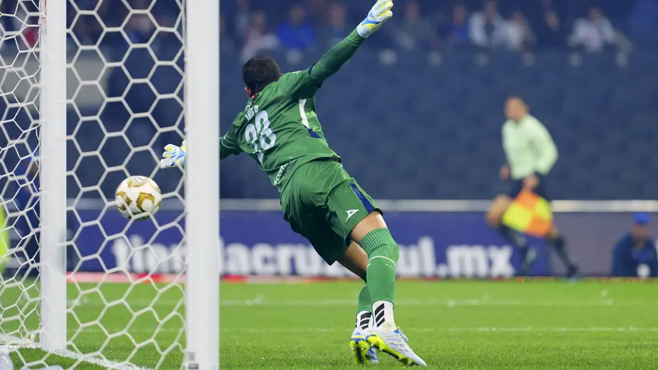 El arquero colombiano ante el cabezazo de Ángel Sepúlveda que terminó en gol | IMAGO7