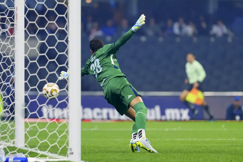 El arquero colombiano ante el cabezazo de Ángel Sepúlveda que terminó en gol | IMAGO7
