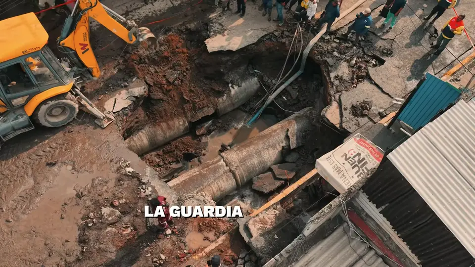 Aunque la fuga fue controlada, los trabajos continúan para cambiar el tramo que se rompió y generó la fuga / Especial
