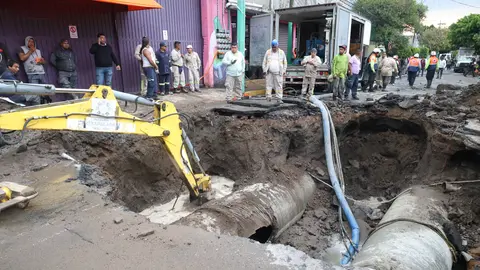 Bomberos, Protección Civil, Obras y Servicios Urbanos y personal de Segiagua trabajaron en el desperfecto / Especial