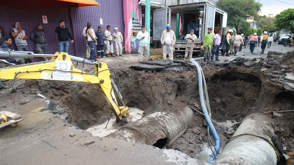 Bomberos, Protección Civil, Obras y Servicios Urbanos y personal de Segiagua trabajaron en el desperfecto / Especial