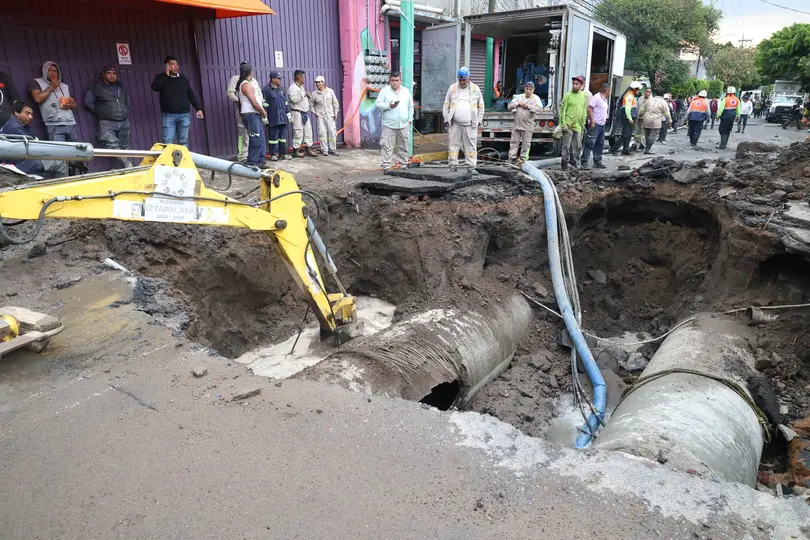 Bomberos, Protección Civil, Obras y Servicios Urbanos y personal de Segiagua trabajaron en el desperfecto / Especial