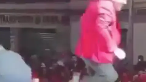 El cantante tomó con humor el instante en que perdió las botas frente a cientos de asistentes. /. RS