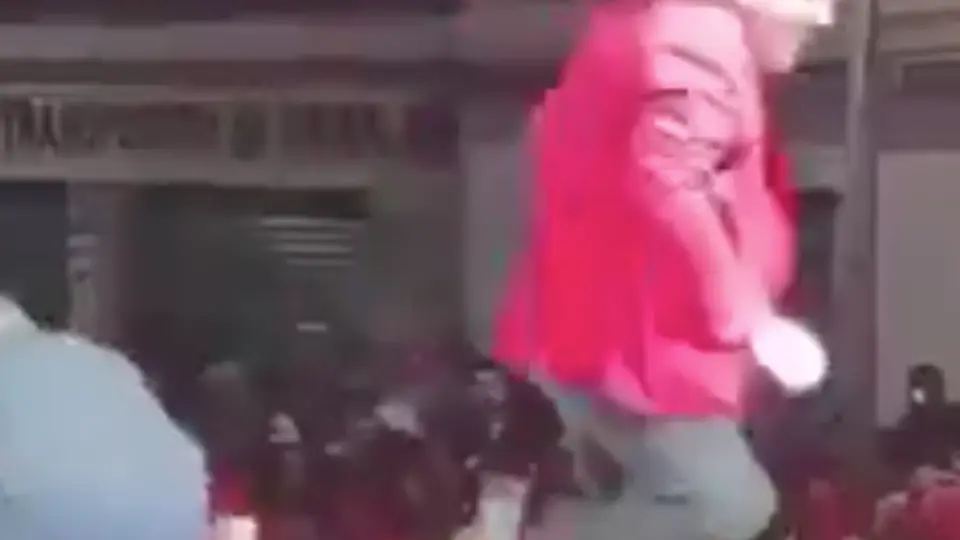 El cantante tomó con humor el instante en que perdió las botas frente a cientos de asistentes. /. RS