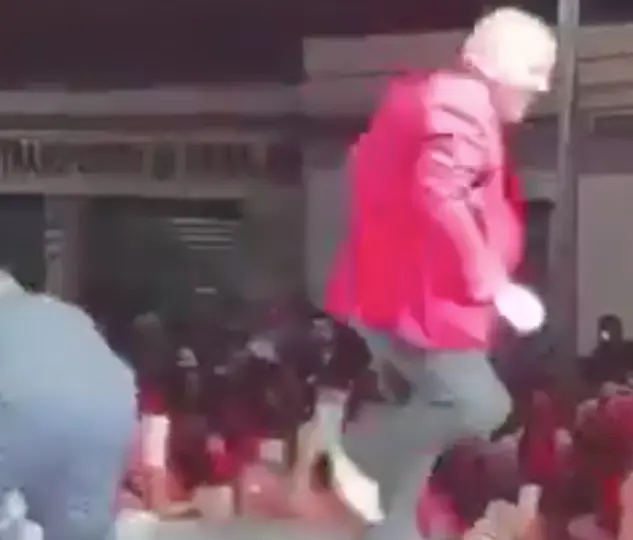 El cantante tomó con humor el instante en que perdió las botas frente a cientos de asistentes. /. RS