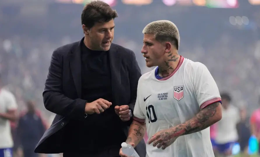 Mauricio Pochettino charla con Diego Luna | AP