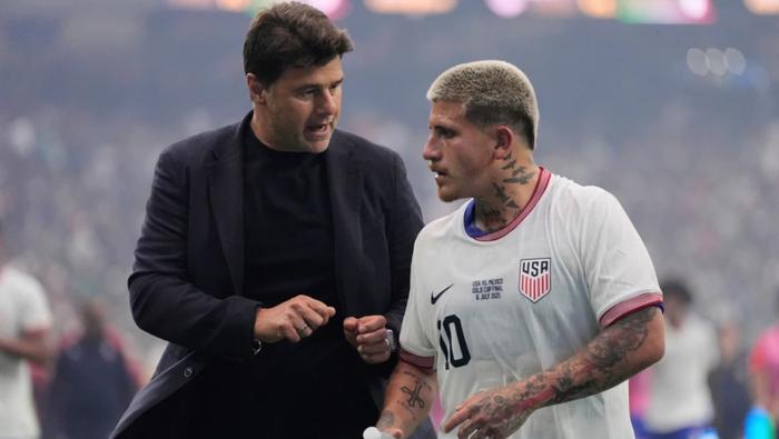 Mauricio Pochettino charla con Diego Luna | AP