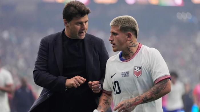 Mauricio Pochettino charla con Diego Luna | AP