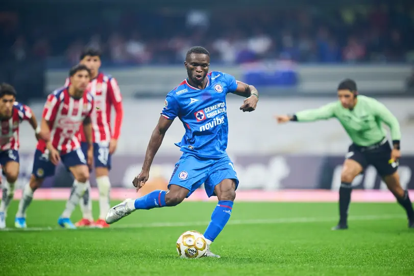Christian Ebere marcó de penal tras una polémica marcación | MEXSPORT