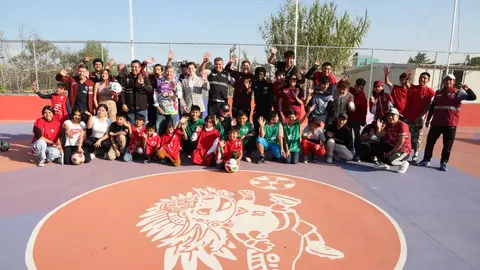 El anfibio solo está para promocionar el ambiente mundialista de futbol en la capital del país / Especial