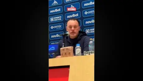 Milito sale a conferencia de prensa y se prende por el tema del arbitraje