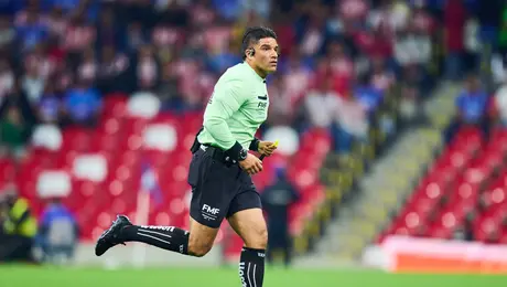 Maximiliano Quintero desata polémica en el Chivas vs Cruz Azul por decisiones arbitrales