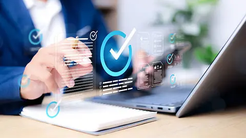 Adultos jóvenes de entre 25 y 34 años encabezan el uso de internet en el país, según datos oficiales del INEGI. / iStock