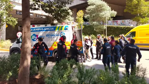 Servicios de emergencia acudieron a atender al agente herido. / RS