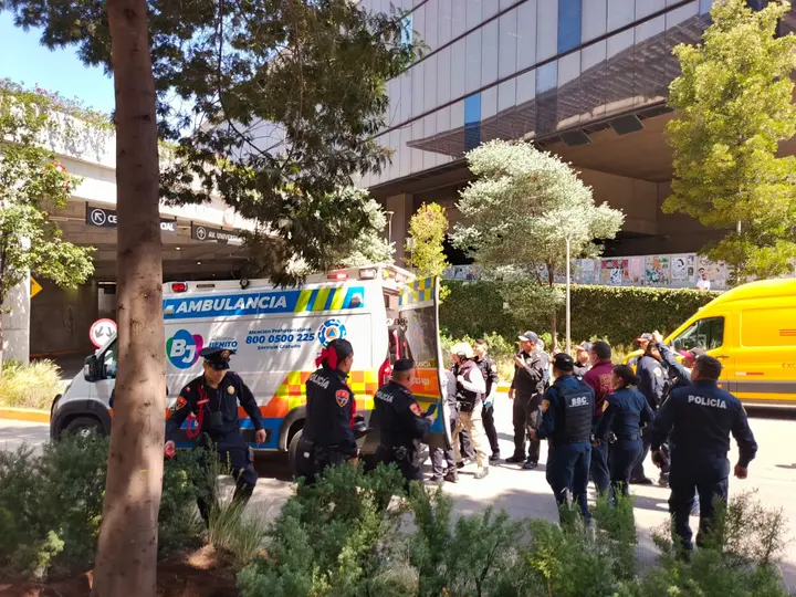 Servicios de emergencia acudieron a atender al agente herido. / RS