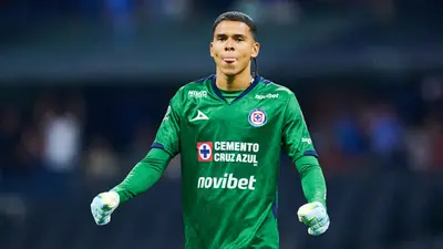 Revientan a Kevin Mier en la felicitación de Cruz Azul: “Hay que regalarle manos al cumpleañero”