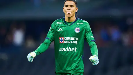 Revientan a Kevin Mier en la felicitación de Cruz Azul: “Hay que regalarle manos al cumpleañero”
