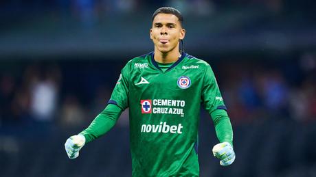 Afición de Cruz Azul pide el regreso de Gudiño tras errores de Kevin Mier ante Chivas