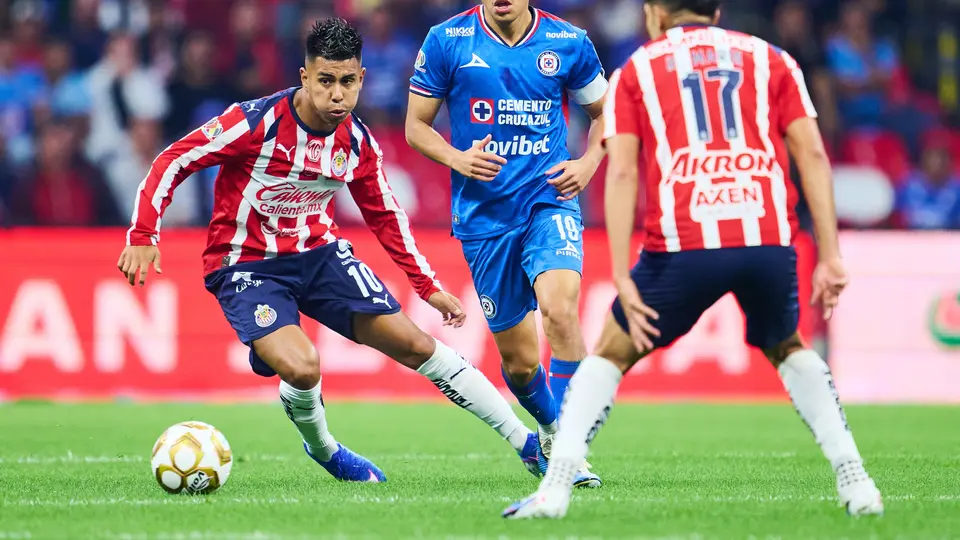 Charly Rodríguez y Efraín Álvarez pelando en la Semifinal de ida entre Chivas y Cruz Azul | MEXSPORT