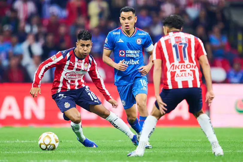Charly Rodríguez y Efraín Álvarez pelando en la Semifinal de ida entre Chivas y Cruz Azul | MEXSPORT
