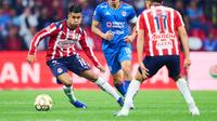 Charly Rodríguez y Efraín Álvarez pelando en la Semifinal de ida entre Chivas y Cruz Azul | MEXSPORT