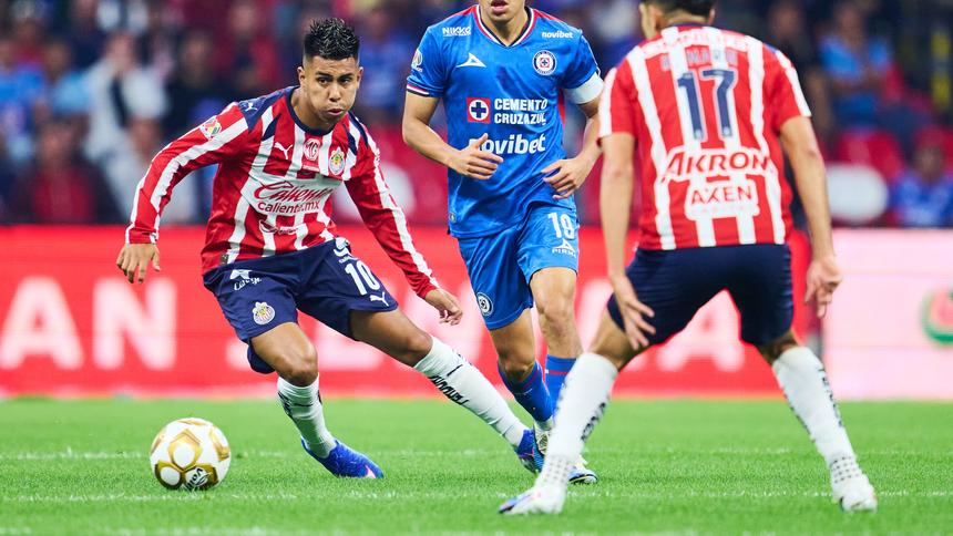 Charly Rodríguez y Efraín Álvarez pelando en la Semifinal de ida entre Chivas y Cruz Azul | MEXSPORT