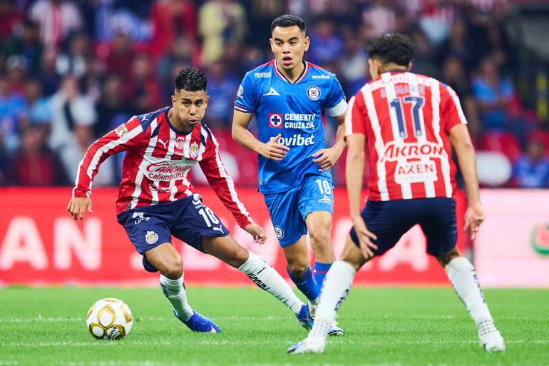 Charly Rodríguez y Efraín Álvarez pelando en la Semifinal de ida entre Chivas y Cruz Azul | MEXSPORT