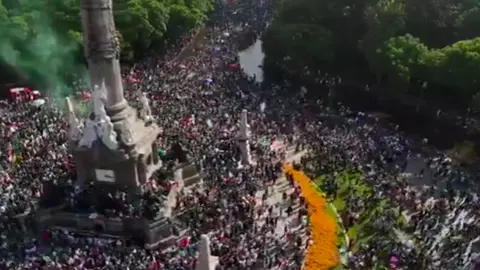 La tradición de celebrar en el Ángel de la Independencia nació durante el Mundial de 1970, luego de la goleada de México por 4-0 sobre El Salvador./ Captura de pantalla