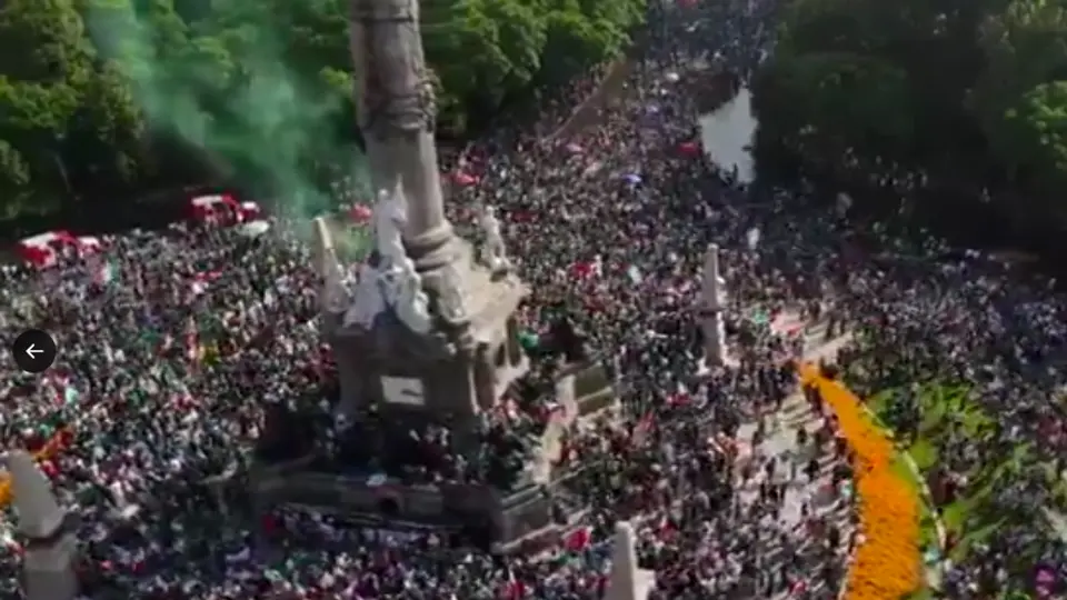 La tradición de celebrar en el Ángel de la Independencia nació durante el Mundial de 1970, luego de la goleada de México por 4-0 sobre El Salvador./ Captura de pantalla