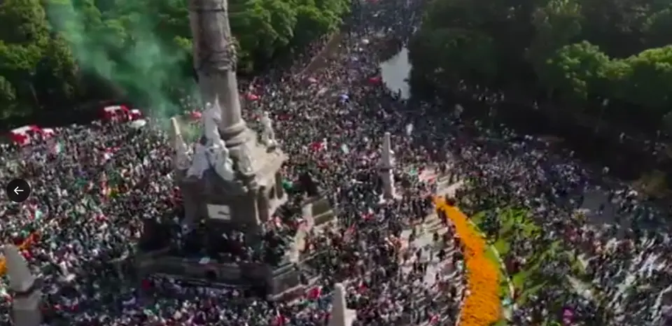 La tradición de celebrar en el Ángel de la Independencia nació durante el Mundial de 1970, luego de la goleada de México por 4-0 sobre El Salvador./ Captura de pantalla