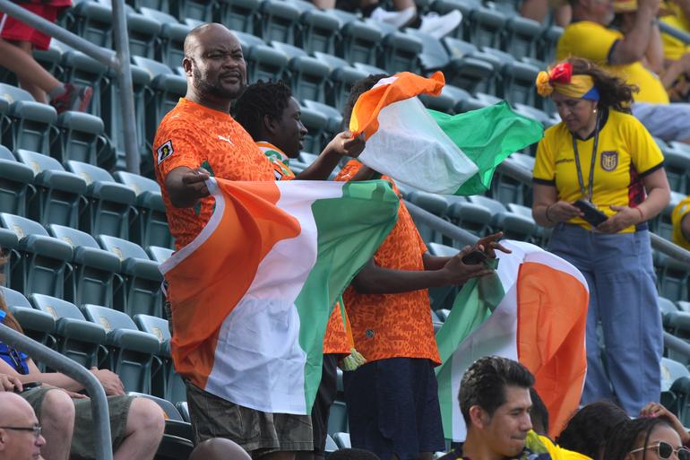 Afición marfileña en el estadio | AP