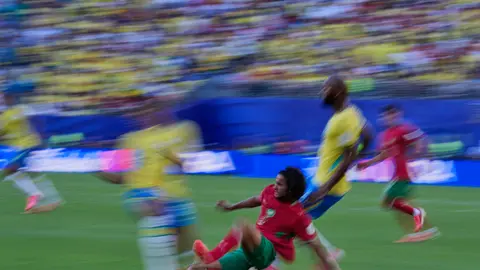 Bouaddi en el partido ante Brasil | AP