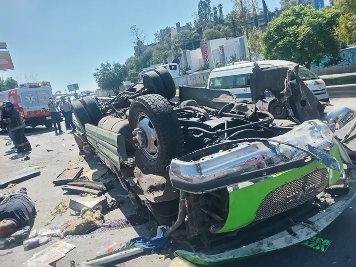 Las imágenes del percance muestran una de las unidades con severos daños estructurales y las llantas apuntando hacia el cielo./ X: @CorresponsalsMX