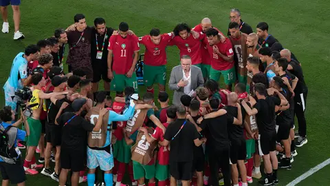Mohamed Ouahbi y los jugadores de Marruecos | AP