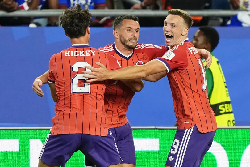 Jugadores de Escocia celebrando el histórico gol | AP