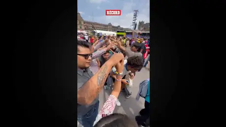 Brasileños y mexicanos haciendo la fiesta en el Fan Fest del Zócalo