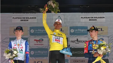 Isaac del Toro celebra en el Tour Auvergne-Rhone-Alpes 2026 | AFP