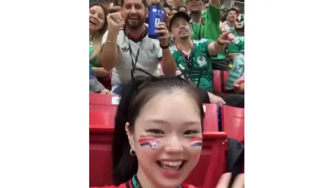 La creadora de contenido denunció el hecho ocurrido durante el partido entre Corea del Sur y República Checa. / @inocat_t