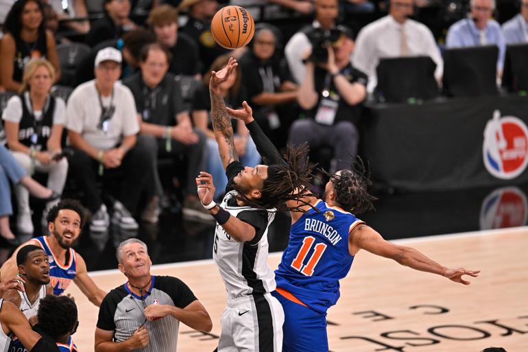Spurs superando a los Knicks en el primer cuarto del juego 5 | AP