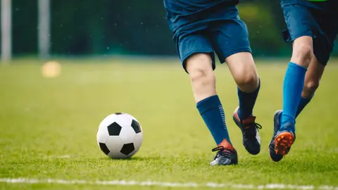 Las cuotas de inscripción, mensualidades y uniformes pueden variar significativamente entre una escuela de futbol y otra./ Pixabay