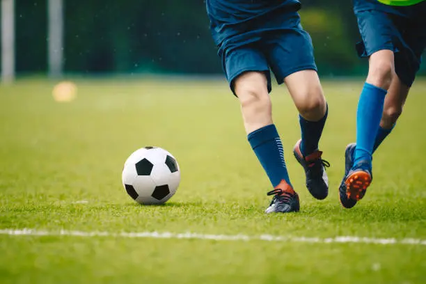 Las cuotas de inscripción, mensualidades y uniformes pueden variar significativamente entre una escuela de futbol y otra./ Pixabay