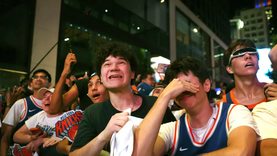 Fanáticos de los Knicks llorando por el campeonato | AP