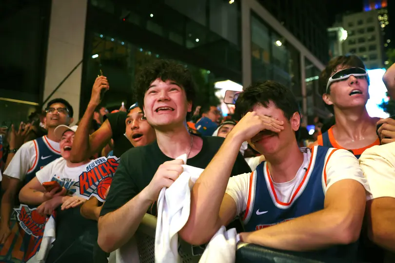 Fanáticos de los Knicks llorando por el campeonato | AP