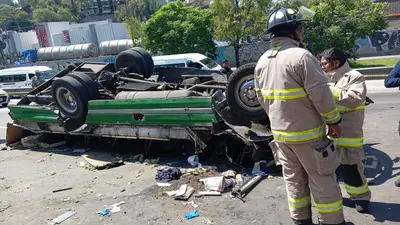 Microbús vuelca en la México-Pachuca tras presunta carrera por el pasaje y deja al menos 15 heridos