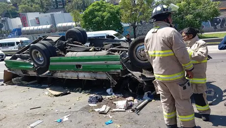 Microbús vuelca en la México-Pachuca tras presunta carrera por el pasaje y deja al menos 15 heridos