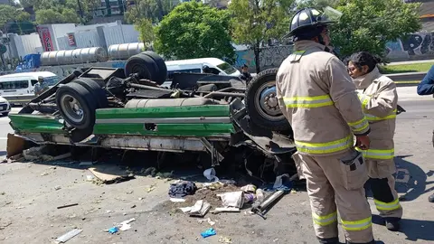 Microbús vuelca en la México-Pachuca tras presunta carrera por el pasaje y deja al menos 15 heridos