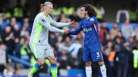 Marc Cucurella con Erling Haaland en la Premier league | AP