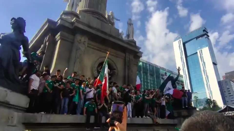 La victoria de México sobre Brasil en la Final de la Copa Confederaciones de 1999 provocó una de las concentraciones más multitudinarias registradas en el Ángel./ Captura de pantalla